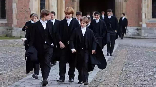 校服承擔(dān)育人功能，但為何中國(guó)校服卻承擔(dān)管理功能？