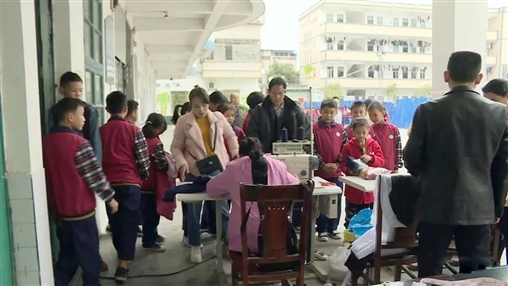 “針心針意” 溫暖環(huán)江學(xué)子 | 百裕集團售后服務(wù)走進校園