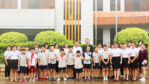 《南國早報》小記者團走進百裕集團生產(chǎn)中心，探訪“學生裝”奧秘